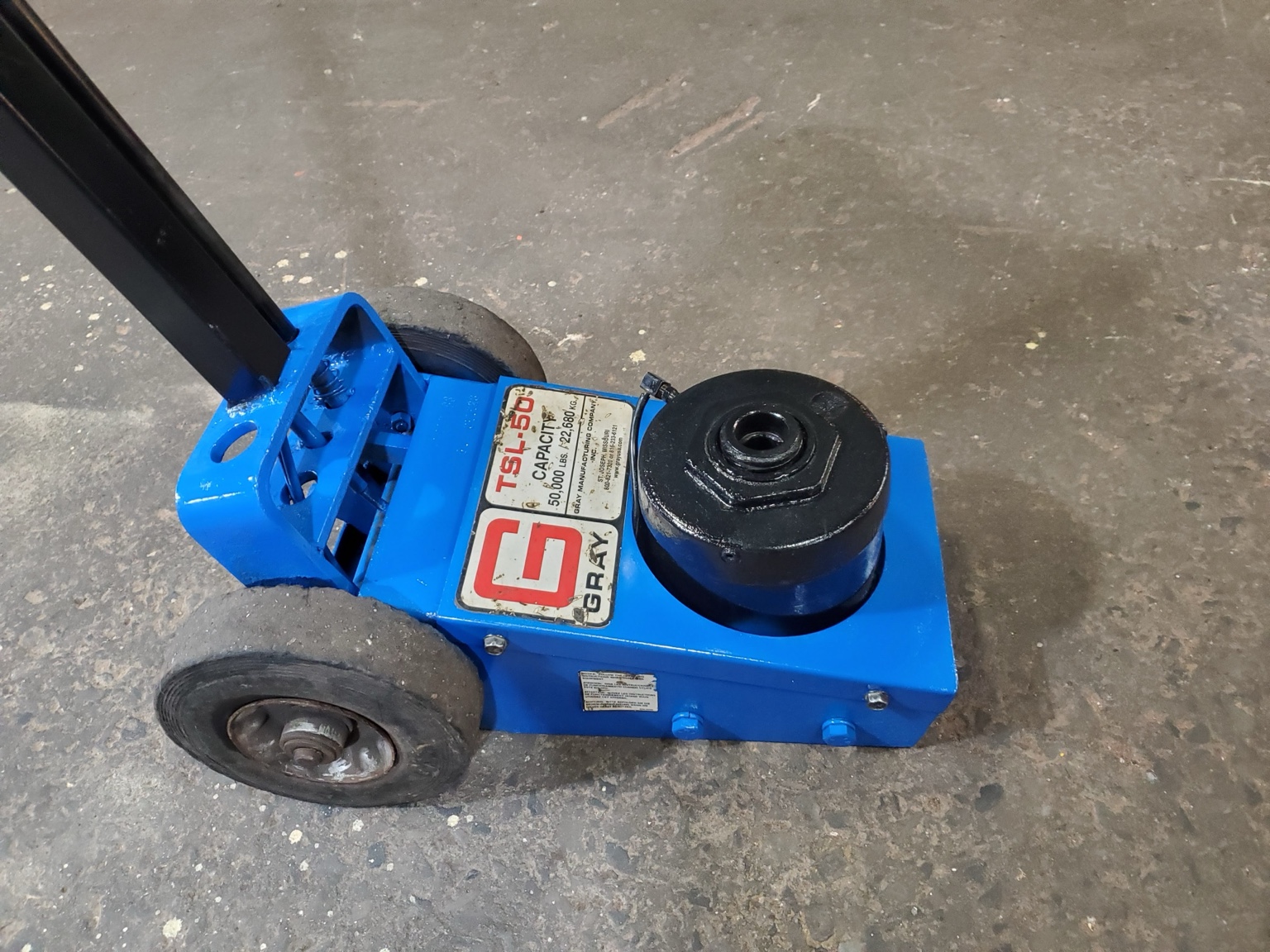 Heavy hydraulic lifting equipment after repair